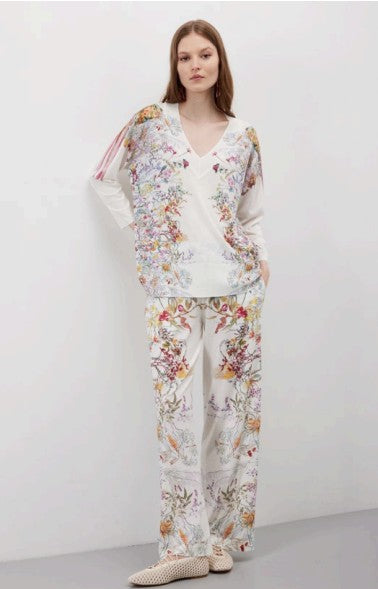 Jei's C234 Oversized v-neck pullover, with 3/4 Sleeves